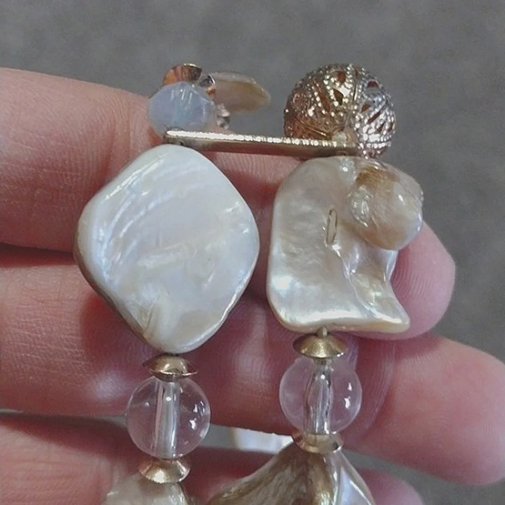 NATURAL SHELL AND CRYSTAL STRETCH BRACELET MOTHER OF PEARL GOLD FILIGREE BEADS